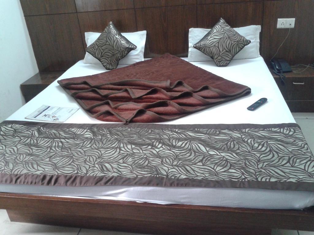 Hotel Surya Plaza Нью-Делі Екстер'єр фото