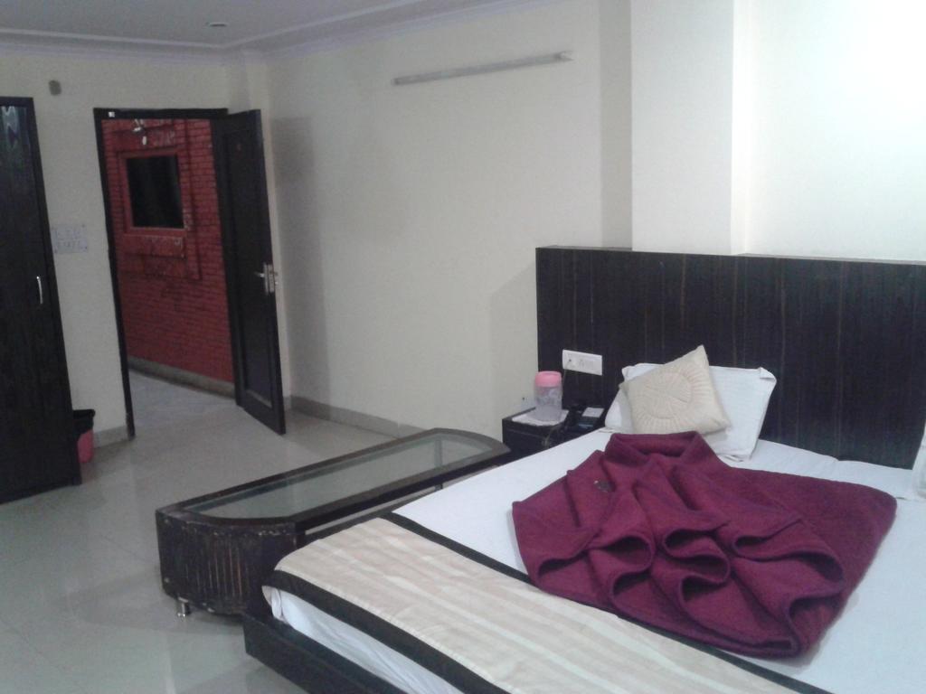 Hotel Surya Plaza Нью-Делі Екстер'єр фото